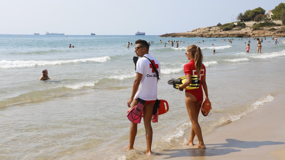 Dos socorristas vigilan la Platja de L'Arrabassada, en Tarragona. ACN