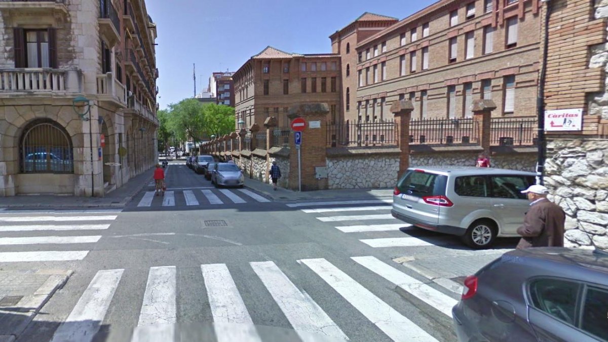 El asaltante se empotró contra un coche ocupado por una familia al llegar a la calle Assalt.