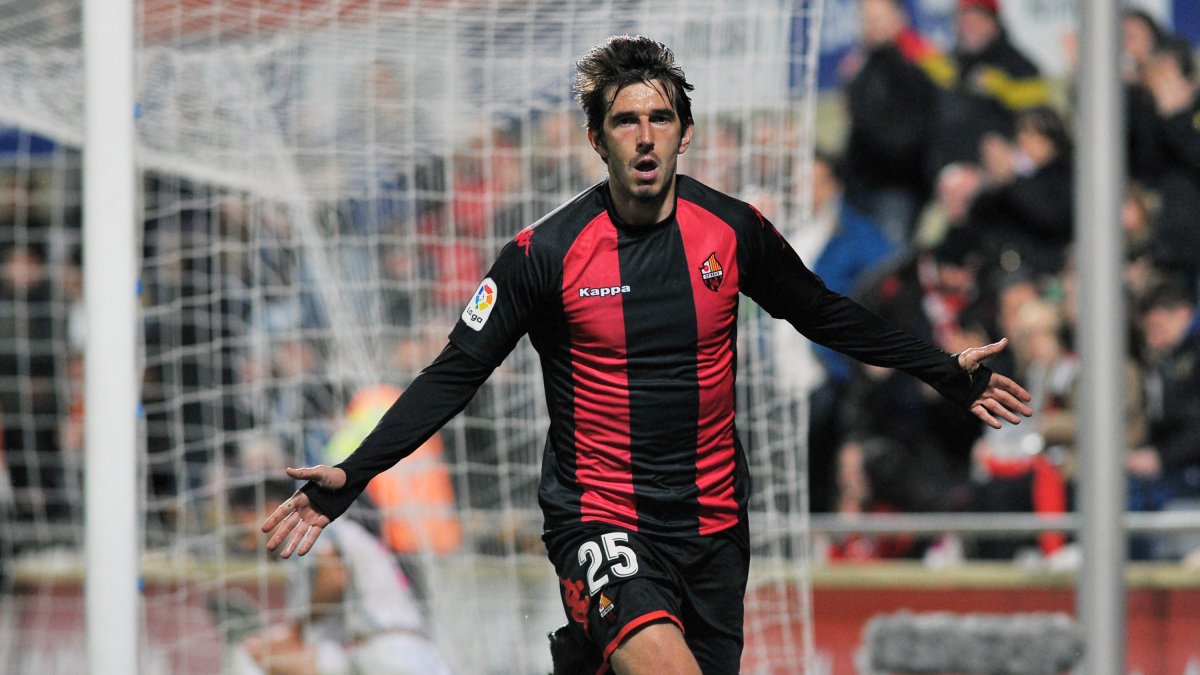 Dejan Lekic celebra un gol ante el Almería en su época de rojinegro.