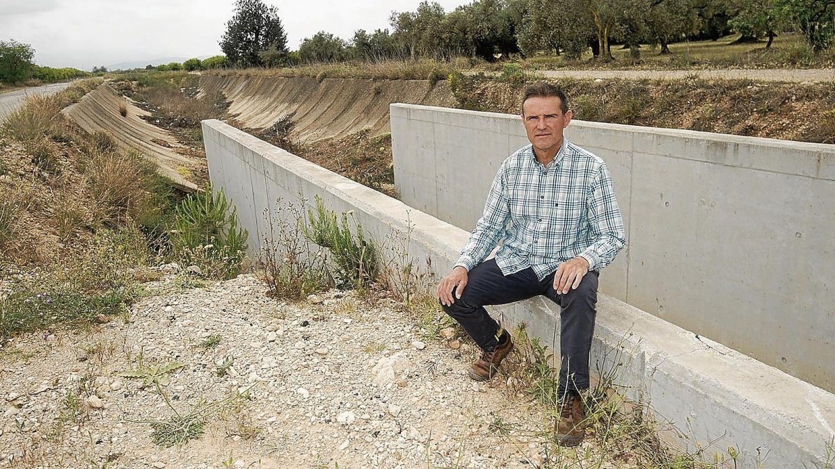 luís Gimeno, pagès i president de la comunitat de regants de Santa Bàrbara, al punt on es pot apreciar l’antic canal i el nou.