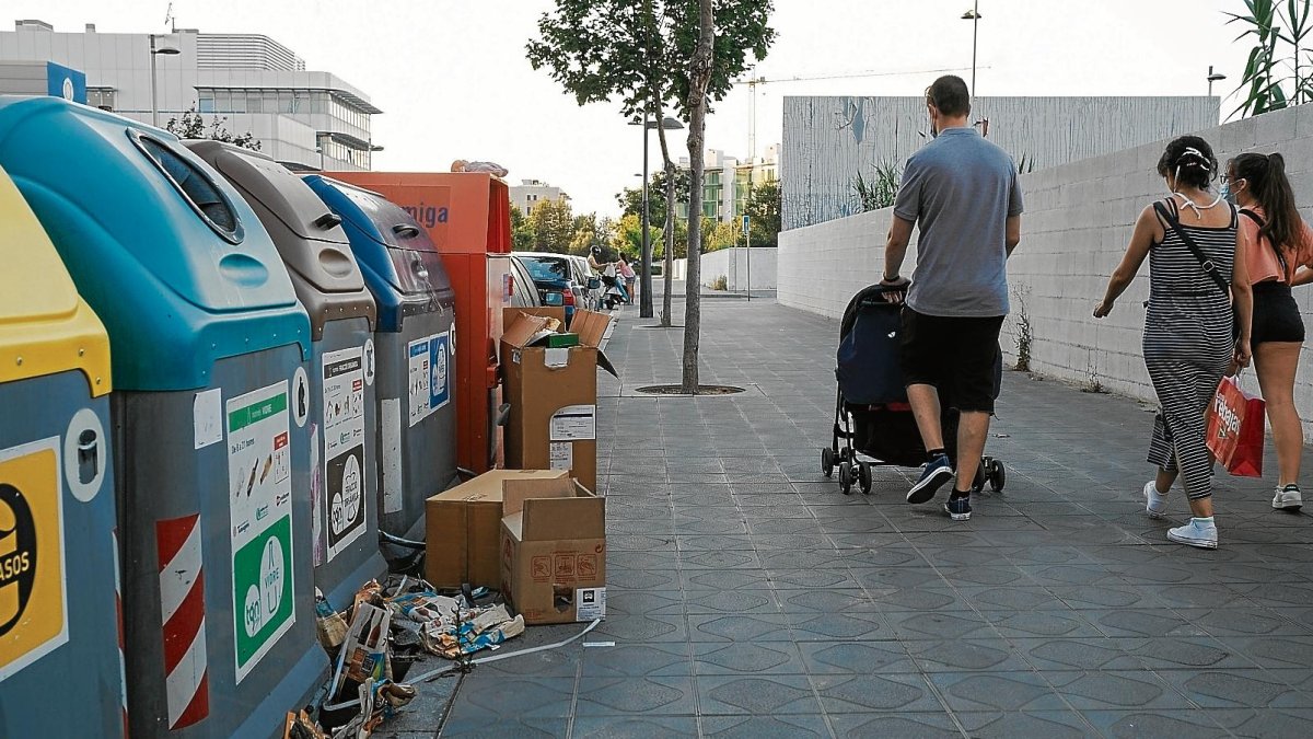 Contenedores con basura fuera en la zona del Parc del Francolí.