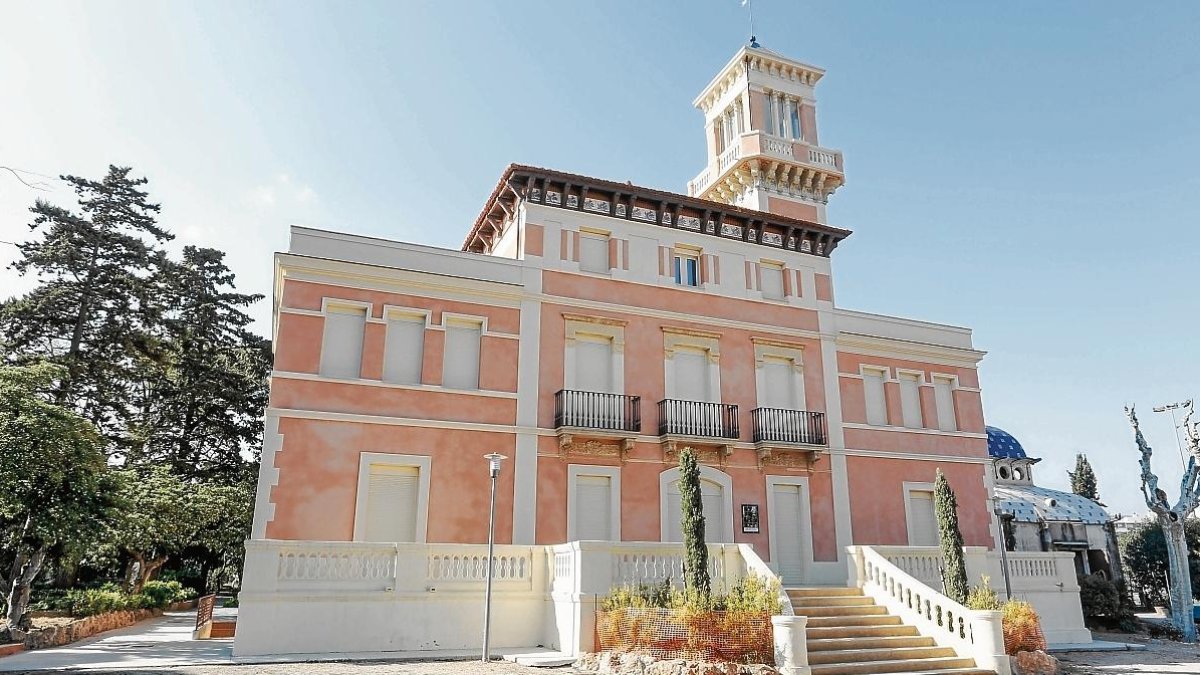 La façana del Mas de Vilella, d’estil eclèctic, ha estat restaurat recentment.