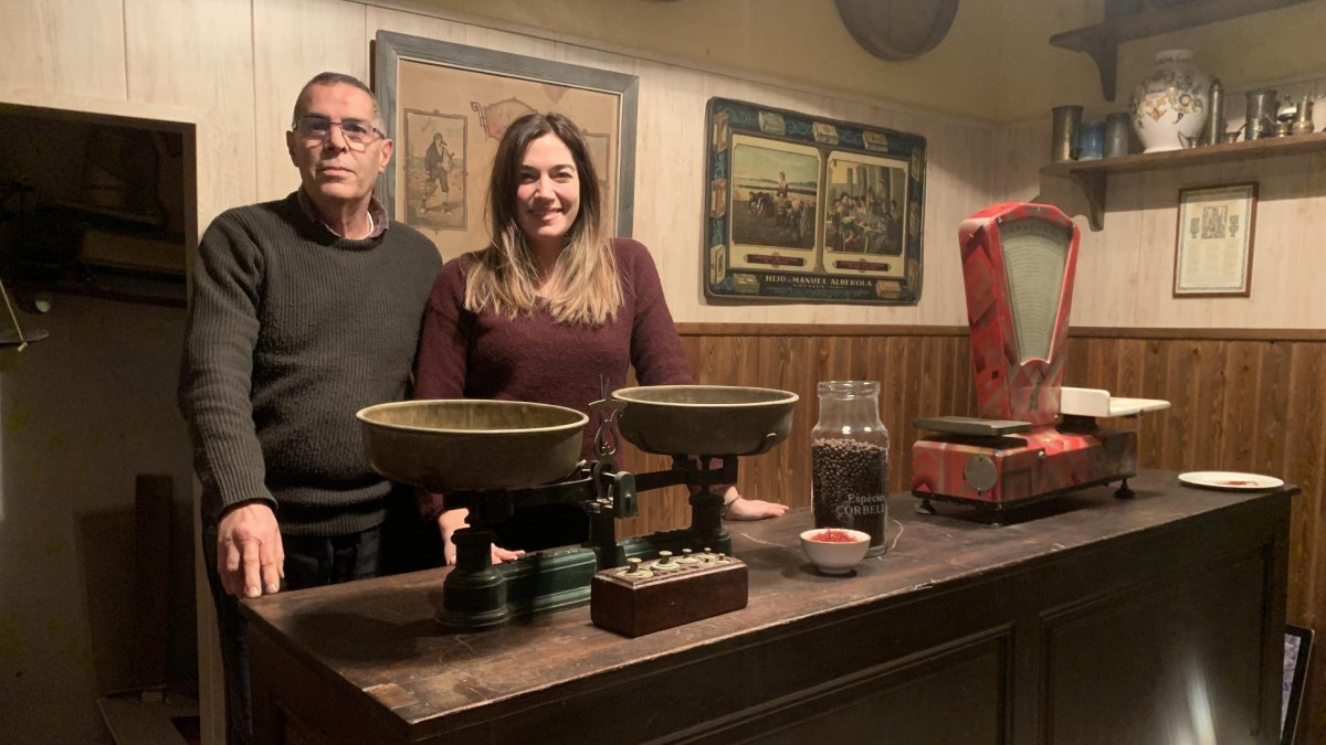Cristina Corbella i el seu pare, Ramon Corbella, a la recepció de l’empresa familiar.