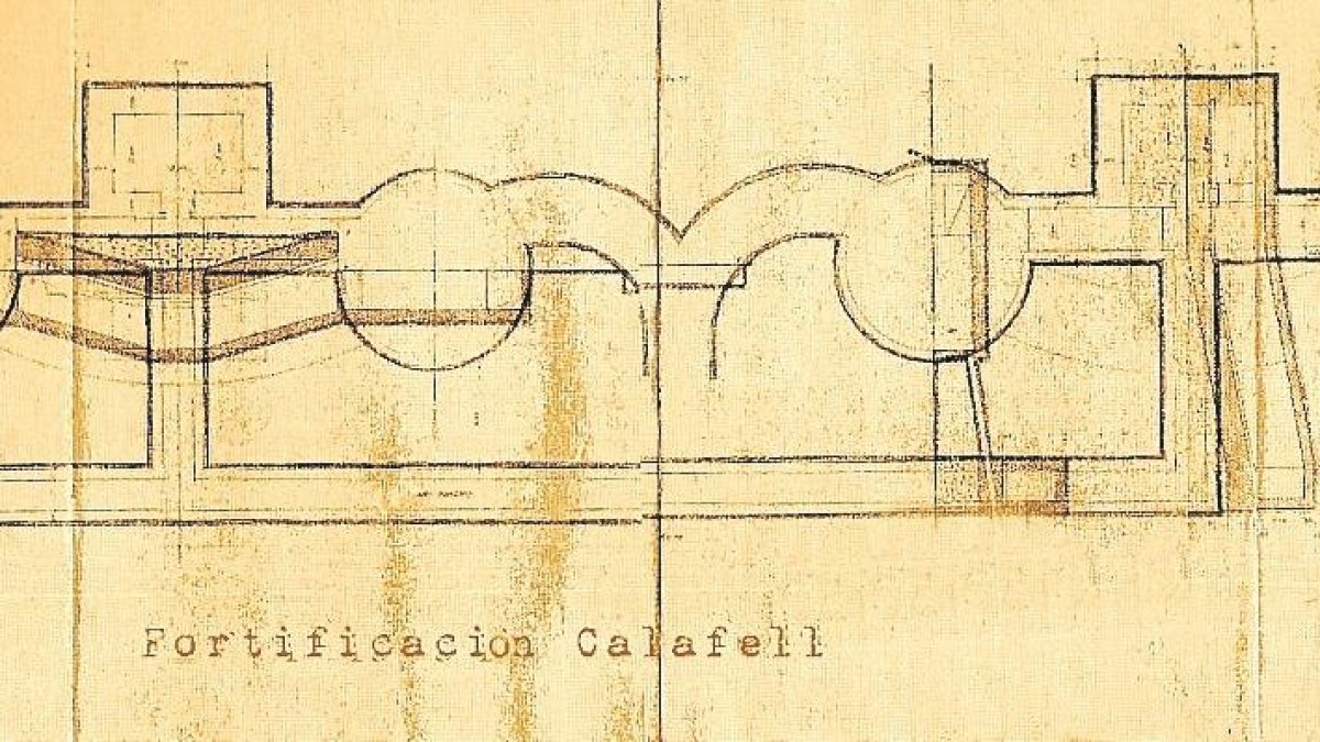 El plano de cómo era la estructura fortificada y artillada para hacer frente a un ataque por mar y que está bajo la calle Horta de Segur de Calafell.