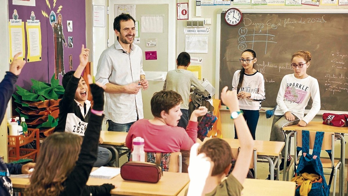 Joan Rioné, creador teatral, con alumnos de la Escola Ponent.