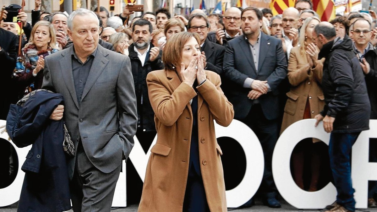 Bernat Pegueroles y Carme Forcadell, ante el Tribunal Superior de Justícia de Catalunya el 16 de diciembre de 2016 poco antes de declarar por desobediencia. Detrás, algunos de los que serán juzgados a partir de hoy: Jordi Sánchez, Oriol Junqueras y Jordi Turull.