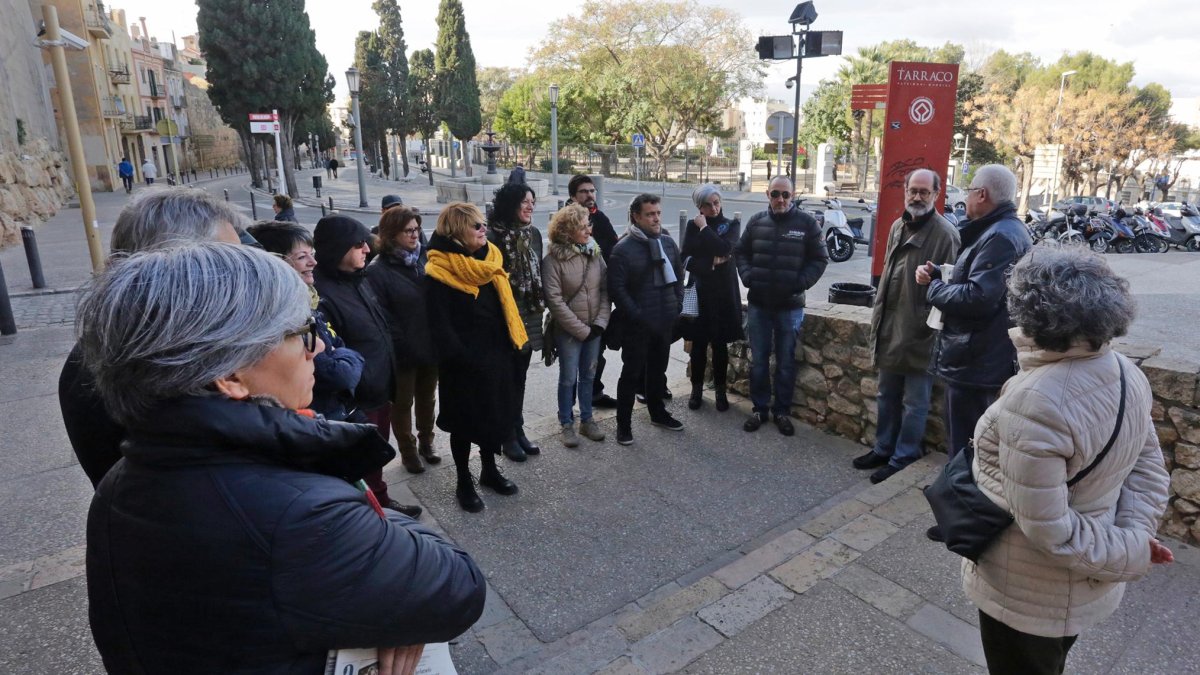 Los participantes junto con Jordi López minutos antes de empezar la visita a la muralla.