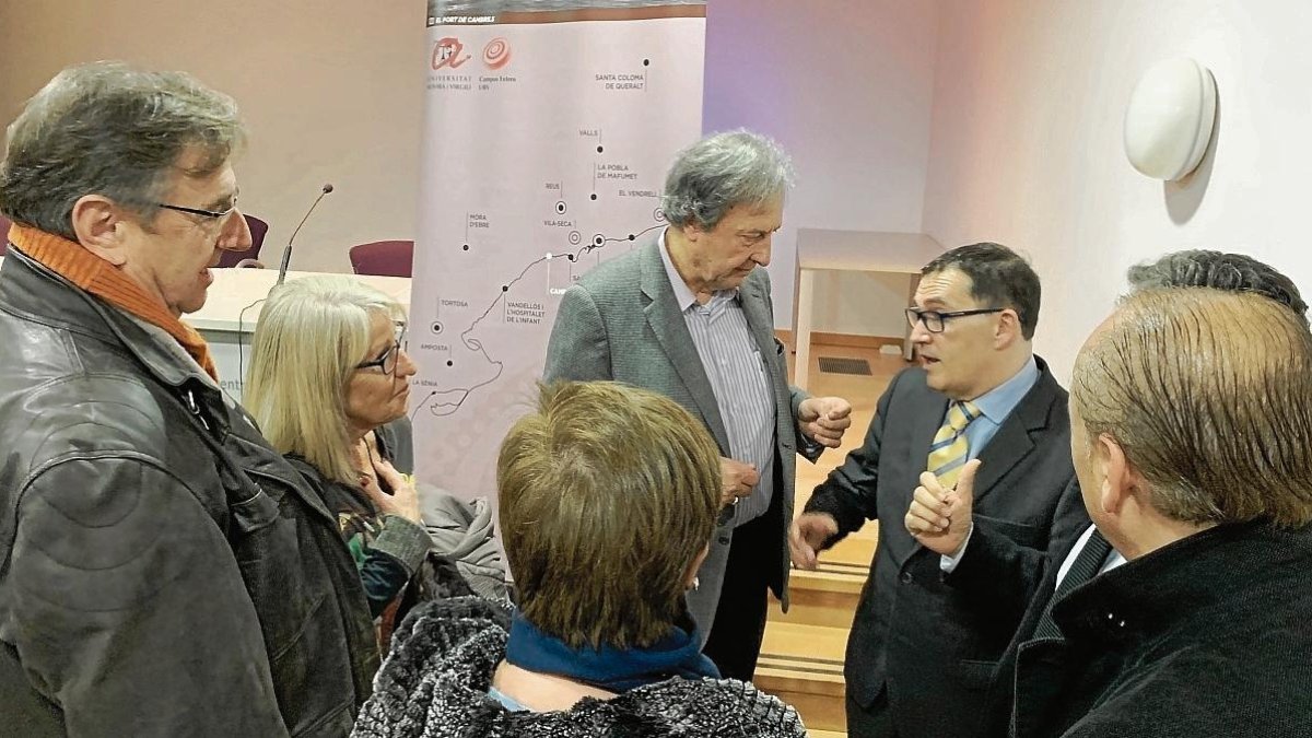 L’advocat Alonso-Cuevillas parlant amb alguns dels assistents després de la conferència.