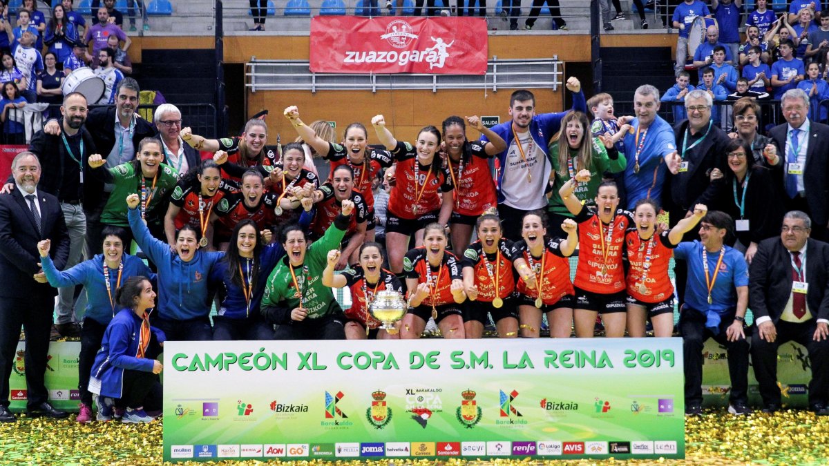 Judith Sans alza la Copa de la Reina con el Bera Bera
