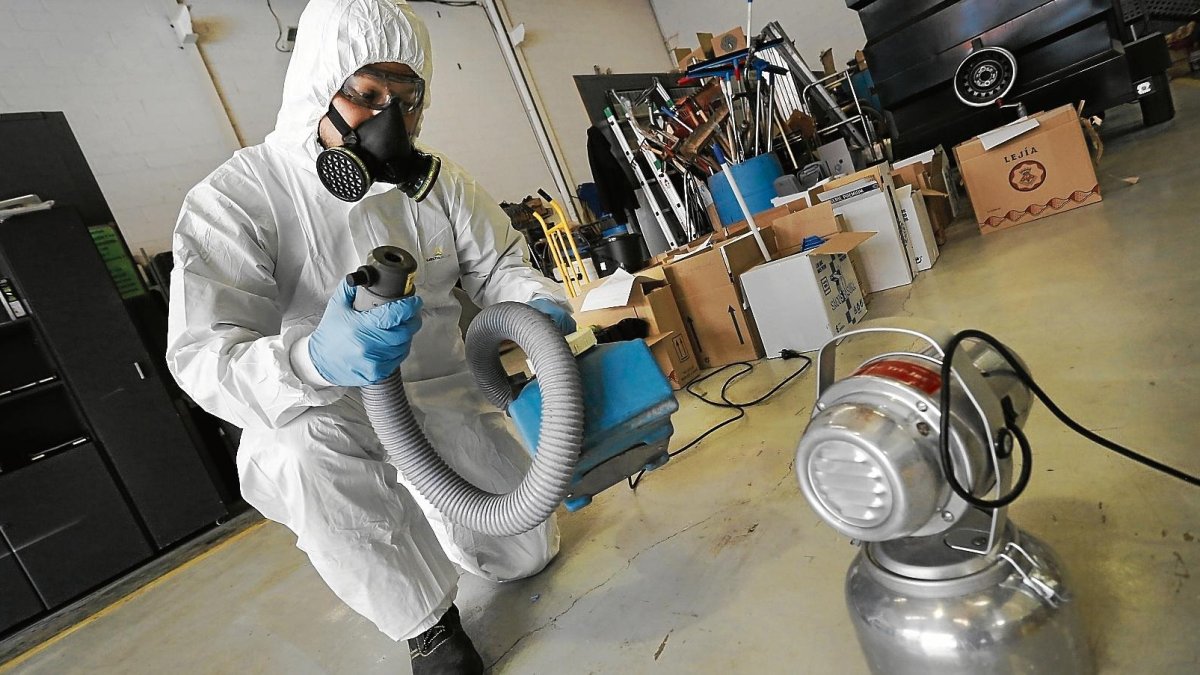 Un empleado de la empresa de limpieza TarracoClean, ayer en el polígono industrial de Valls, se prepara para un servicio.