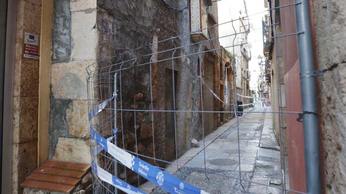 El inmueble se encuentra en un estado ruinoso, lo que ha sido denunciado repetidamente por los vecinos.