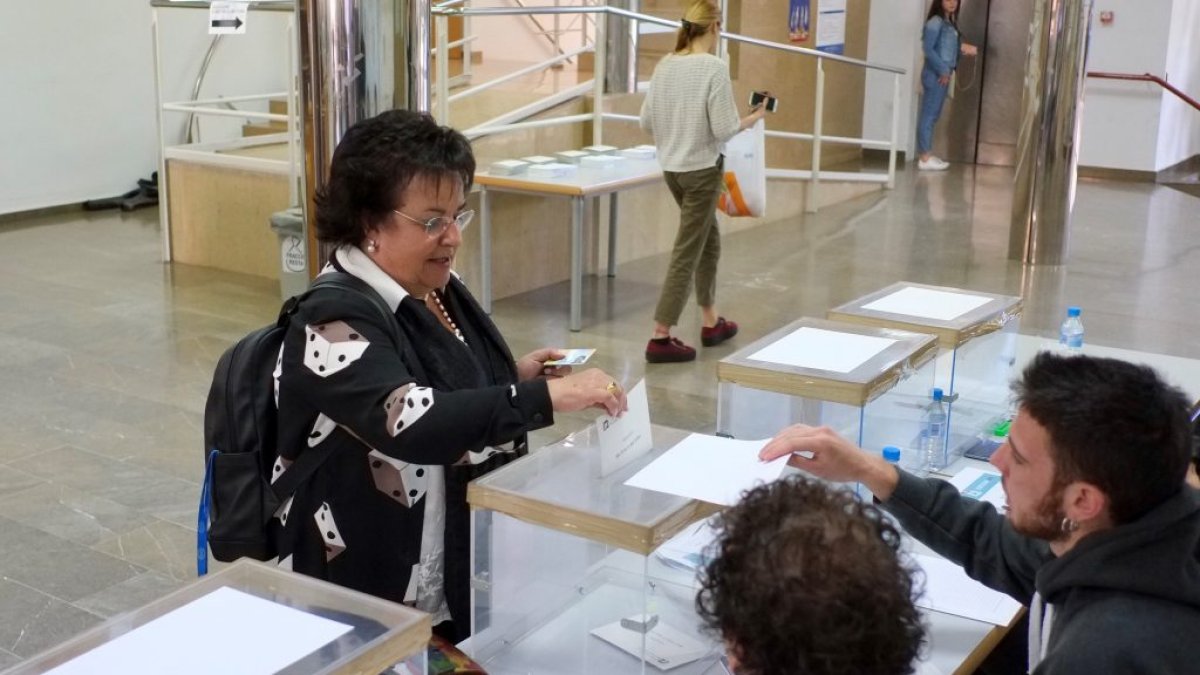 La candidata María José Figueras, votant a la Facultat de Medicina i Ciències de la Salut.