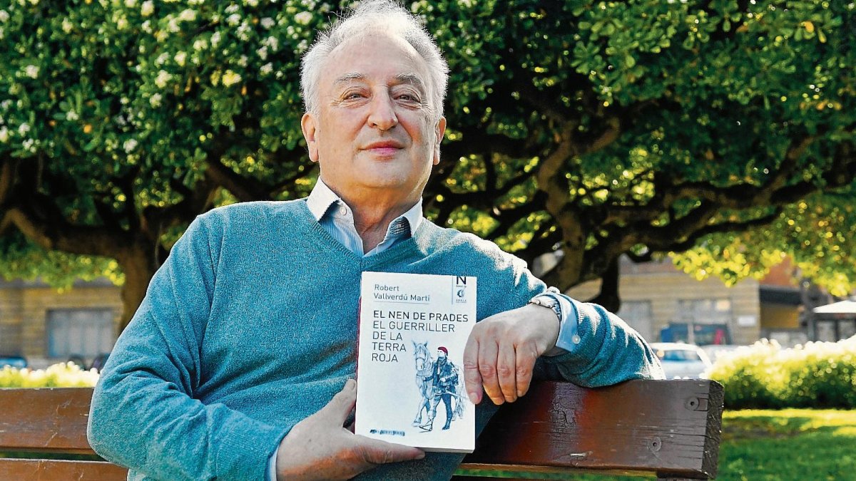 Robert Vallverdú amb el llibre ‘El Nen de Prades, el guerriller de la terra roja’.
