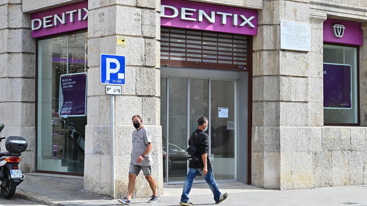 La clínica de la Rambla Nova permanece abierta de momento.