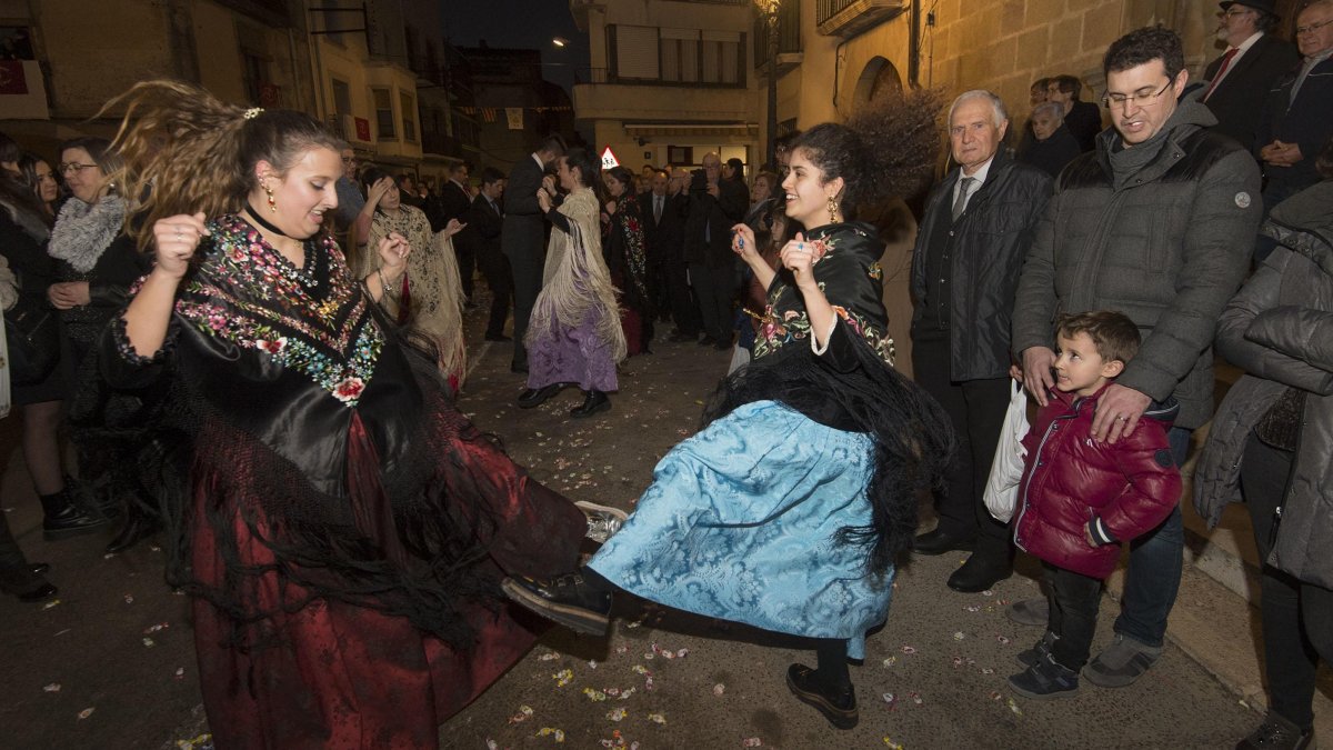 Ballant la jota a la plaça de l’Església, ahir a la tarda.