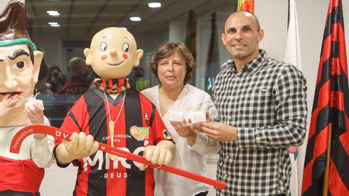 Jordi Salvadó, a la derecha, junto a Mònica Balsells y el gegantó del Joan Petit.