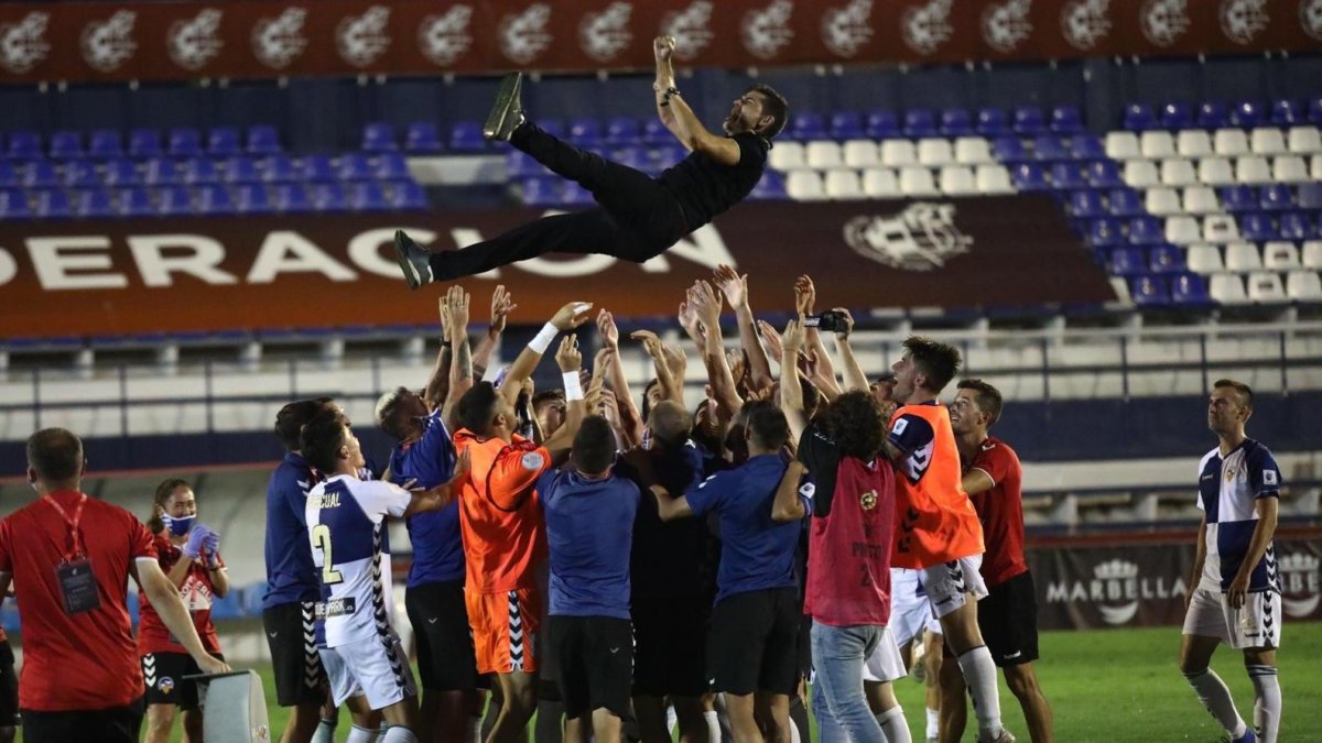 Los jugadores del Sabadell mantean a su entrenador, Antonio Hidalgo.