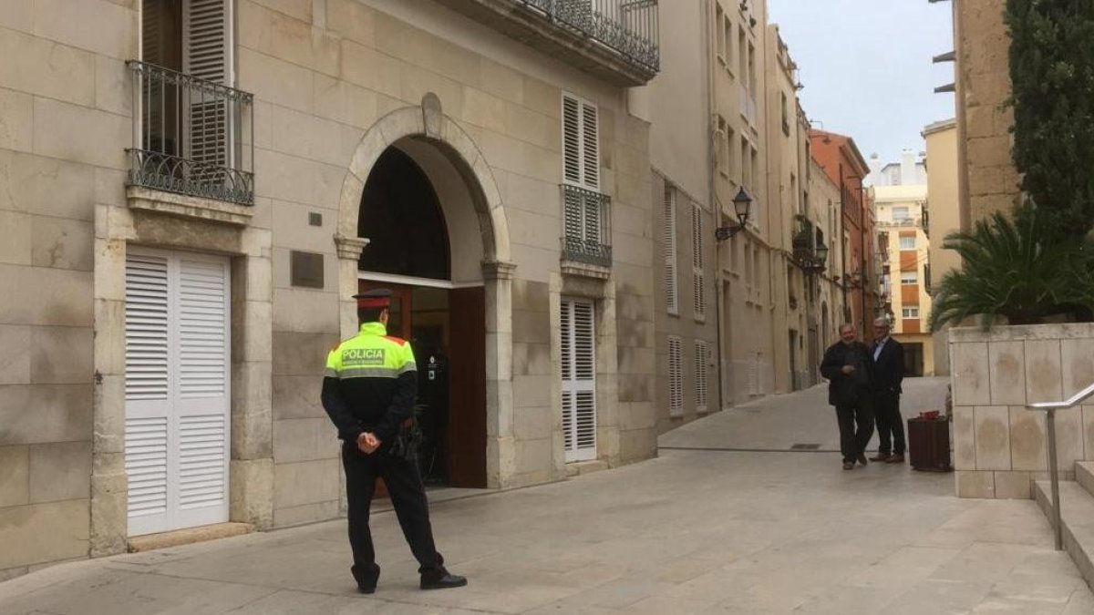 Los Mossos d'Esquadra registrando esta mañana el Ayuntamiento de Vila-seca.