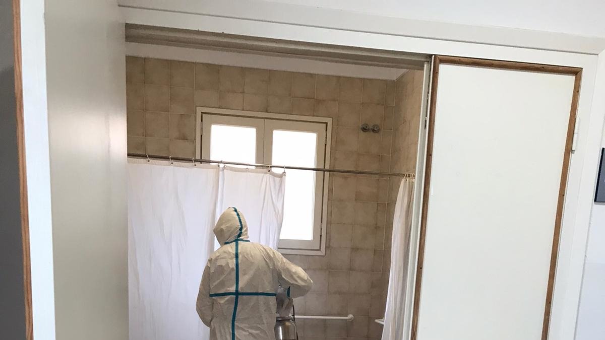 El Ejército desinfectó la residencia.