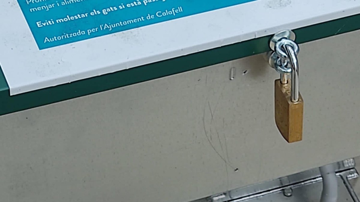 Indignación en Calafell por el ¿incivismo o boicot? contra las tolvas para gatos