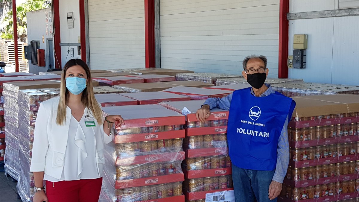 osep Maria Manresa (delegació ebrenca del Banc dels Aliments) i Beatriz Feced (Mercadona) durant la donació efectuada avui.