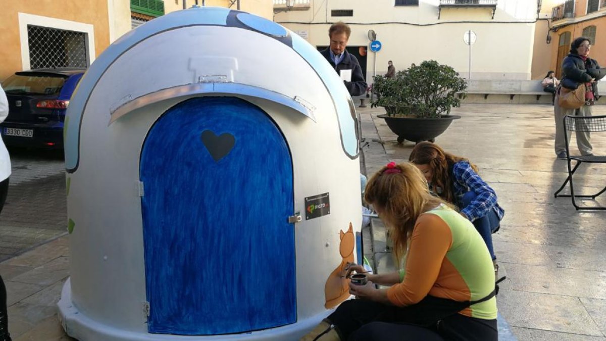 Calafell coloca viejos iglús de vidrio como casas para gatos