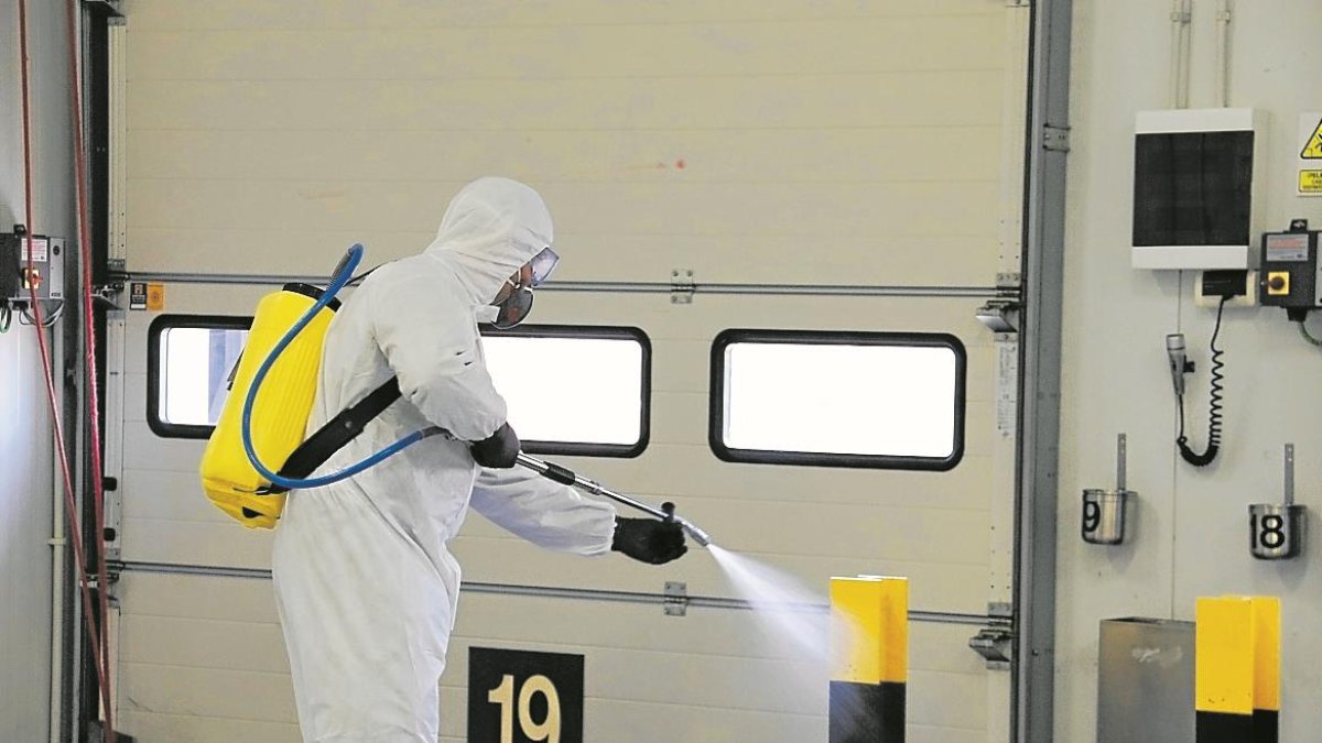Un agente de la UME, en los trabajos de limpieza que se hacen en el aeropuerto de Barcelona.