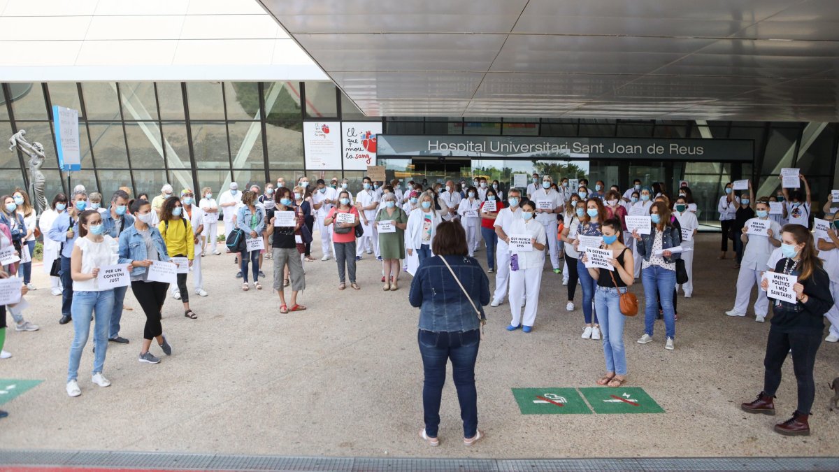 Enfermeros y enfermeras del Hospital Sant Joan, concentrados ayer en la puerta del centro.