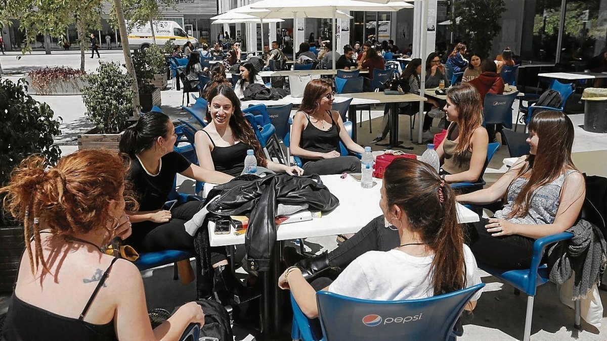 Un grupo de estudiantes de Filologia Catalana en el bar del Campus Catalunya.