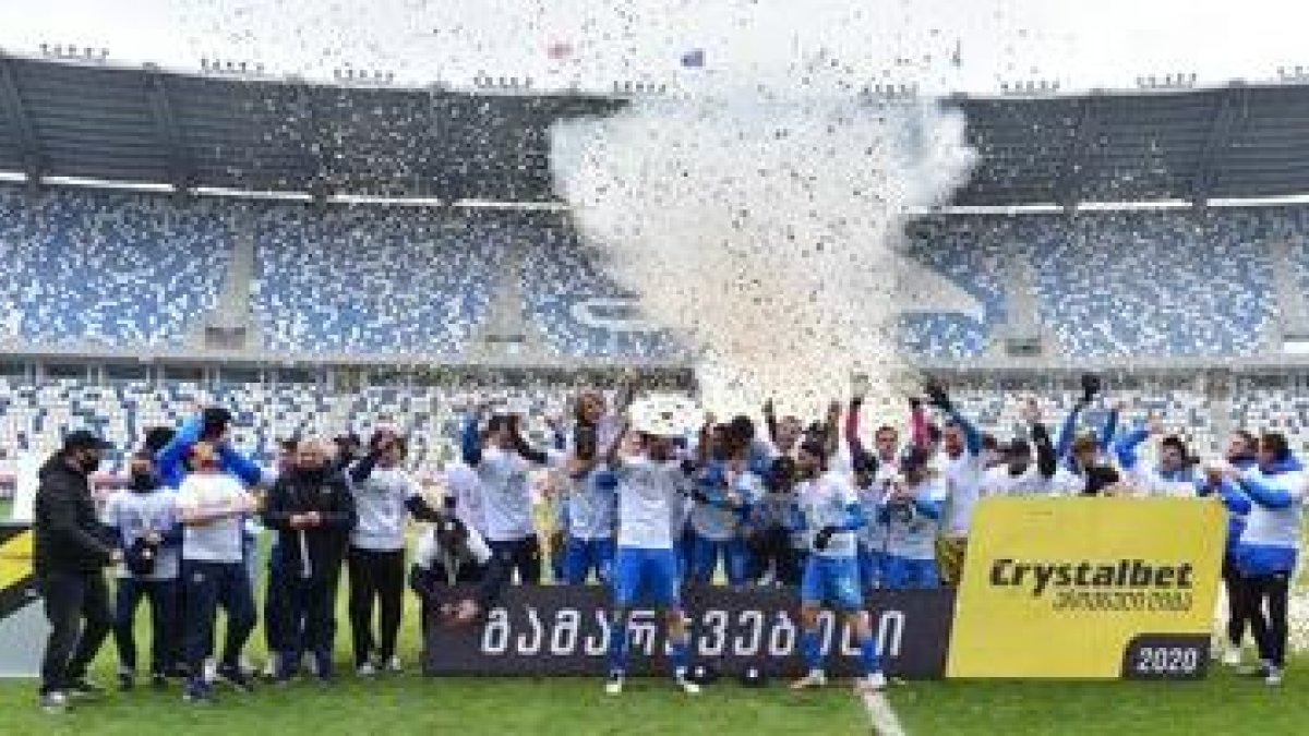 La plantilla del Dinamo celebra el título liguero. 
