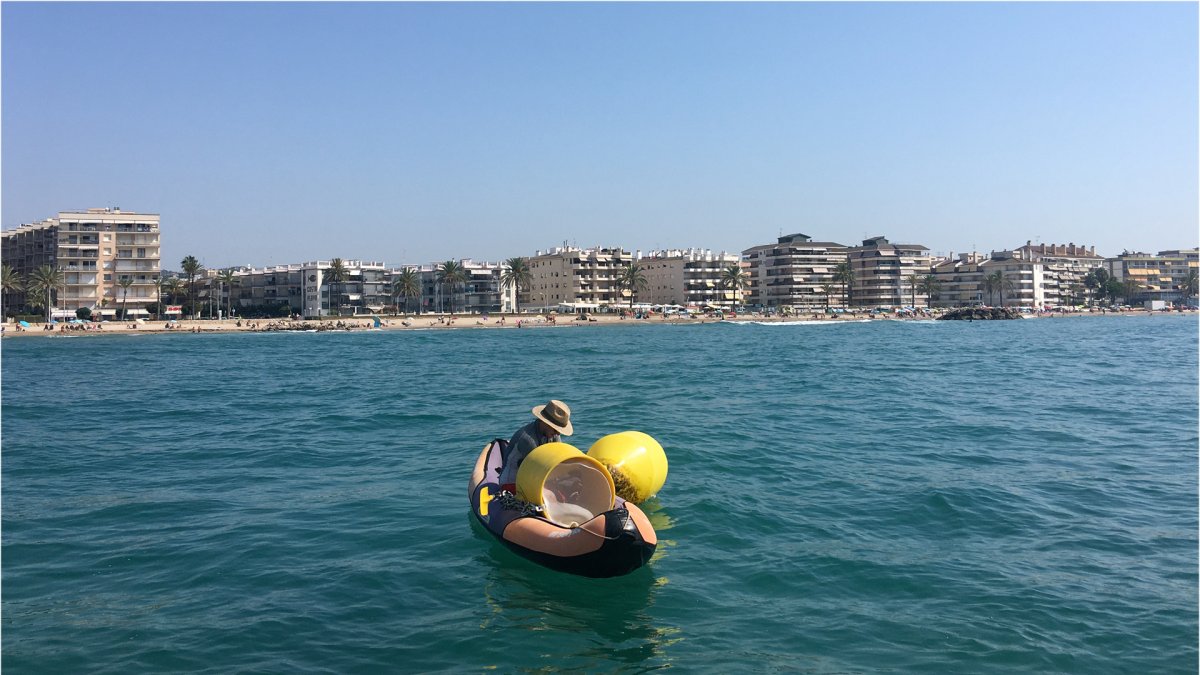 La colocación en la línea de boyas de la zona de baño.