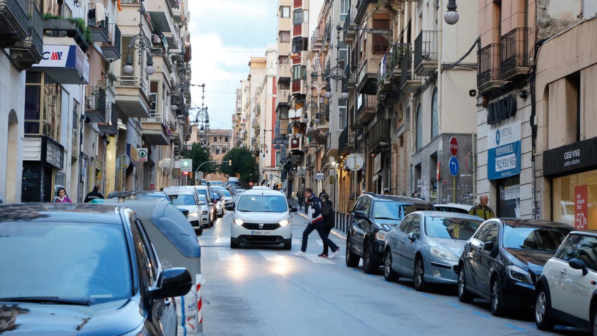 La Cambra solicita que pequeños y grandes establecimientos puedan abrir todos los domingos.