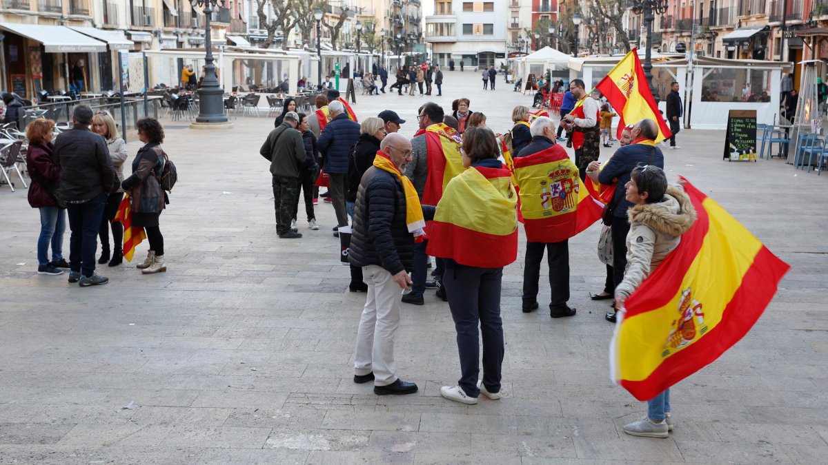 Una trentena de persones es van manifestar a la plaça de l’Font amb els lemes «Prou a l’independentisme!» i «Catalunya som tots!»