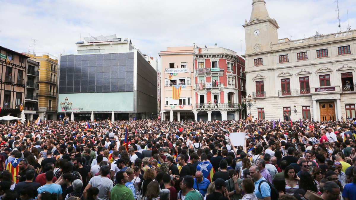 Imagen de la concentración del 3-O en el Mercadal que después recorrió las calles del centro.