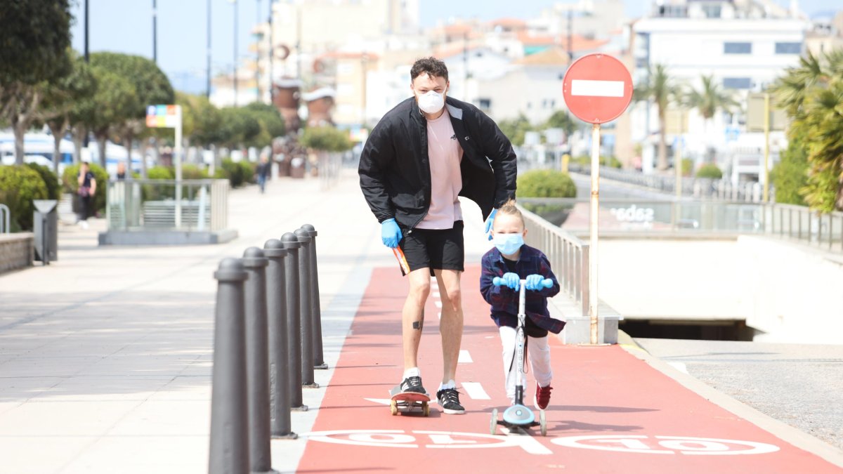 Salir el primer día a la calle despueś de estar semanas confinados puede generar estrés.