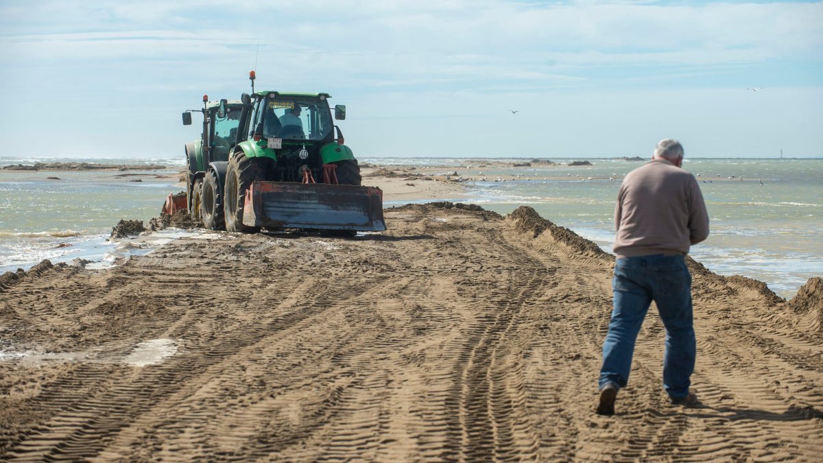 Maquinària treballant a la barra del Trabucador.