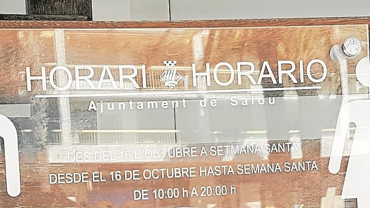 Imagen de la placa que señala los horarios en las épocas del año en que están abiertos los urinarios.