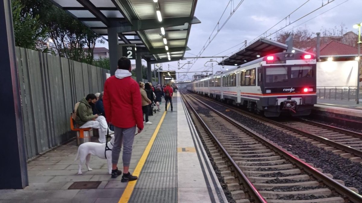 Al reducir las frecuencias, los trenes que pasan van llenos