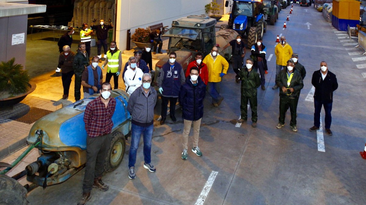 Imagen del grup de pagesos que ha netejat els carrers de Vila-seca.