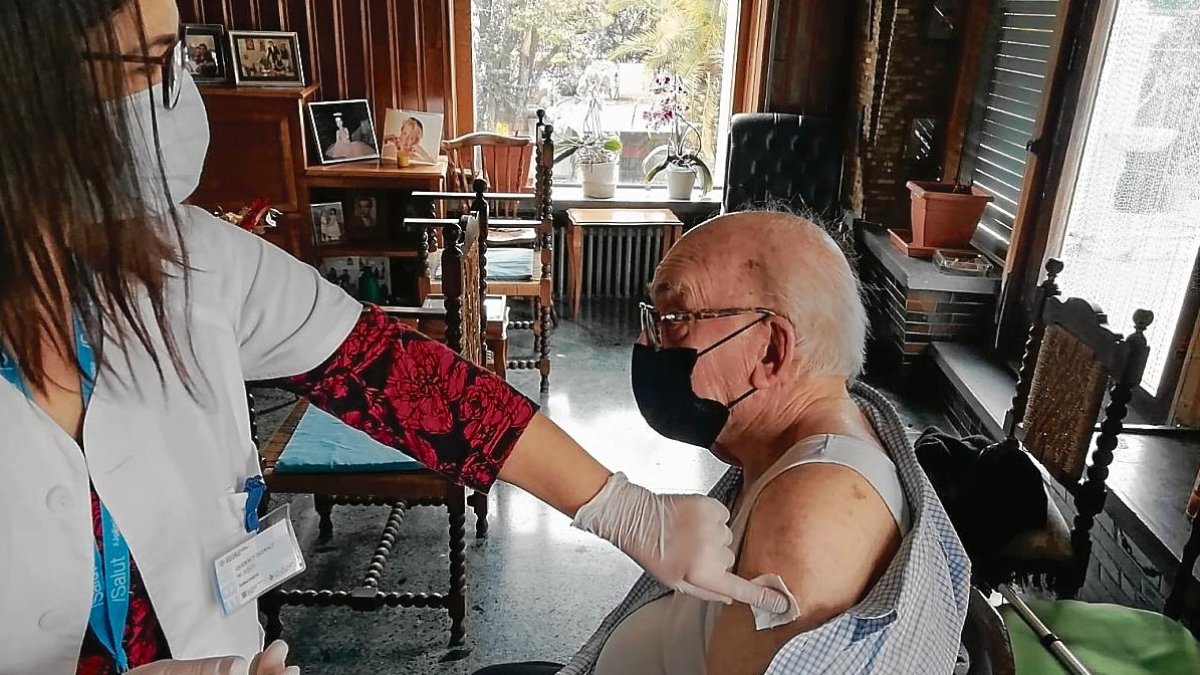 Vacunación a una persona mayor de 80 años en su domicilo, en La Sénia (Montsià).