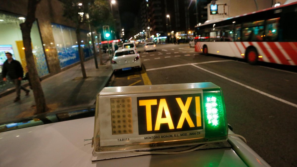 Los hechos ocurrieron en la parada de taxis de Pere Martell.