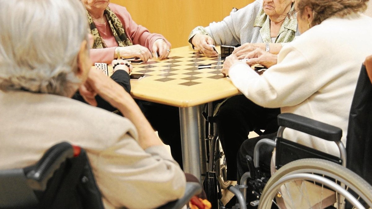 Las mujeres de más de 80 años con una dependencia severa son el perfil más habitual entre los beneficiarios de las ayudas por la dependencia.