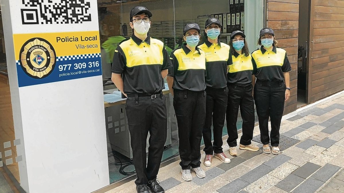 Los cinco agentes cívicos terminarán su trabajo en febrero y su misión es la de promover y explicar las normas de convivencia.