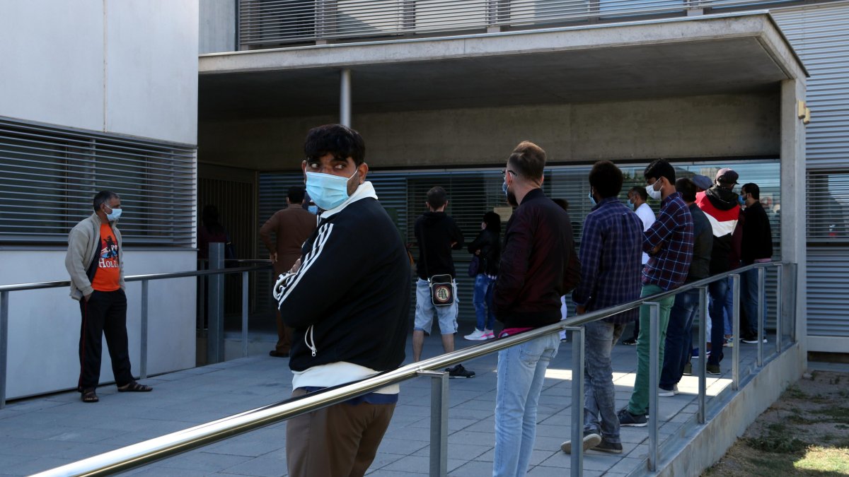 Imagen de los trabajadores de Padesa, empresa afectada por un rebrote, haciendo cola para hacerse la PCR. ACN
