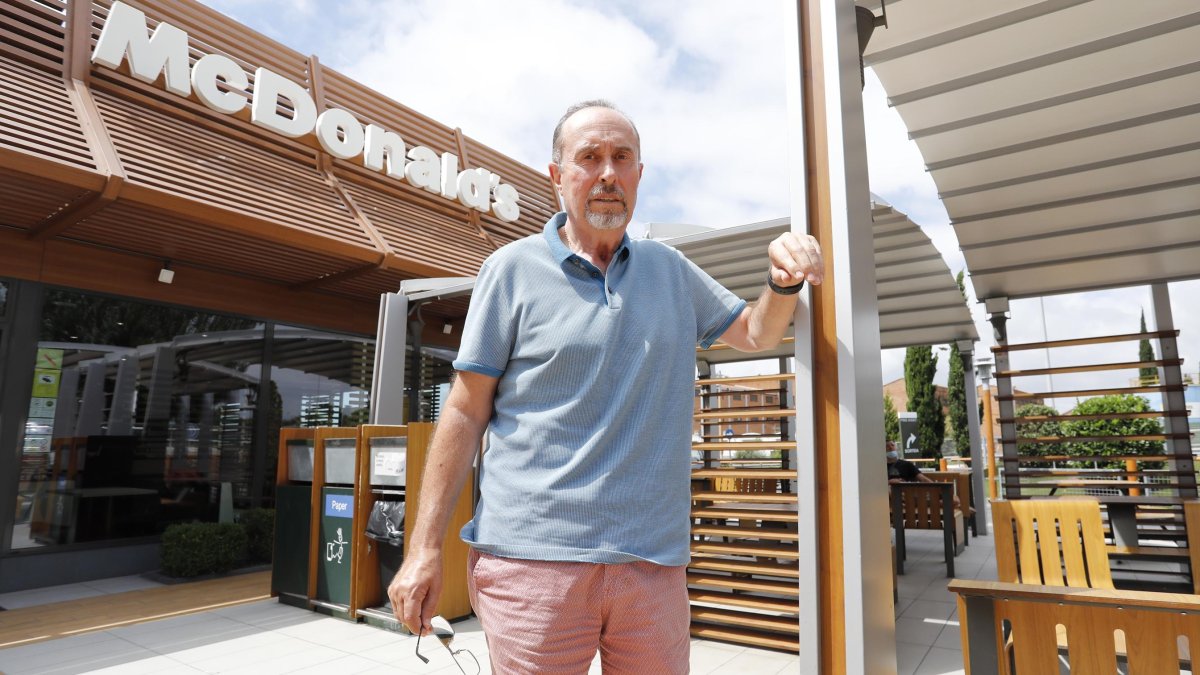 Manolo Cuétara, empresario, en uno de sus negocios. Estuvo hospitalizado de octubre a febrero por la Covid-19.