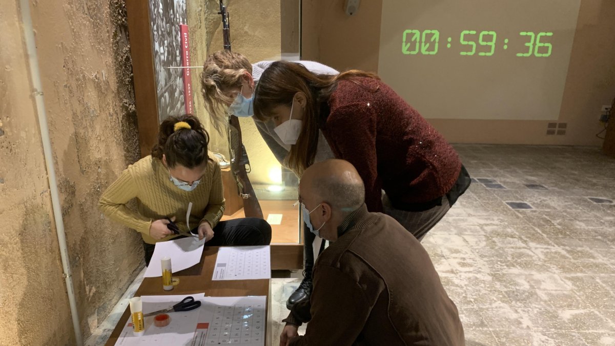 Un dels grups que van participar ahir en l’activitat, desxifrant una de les proves.