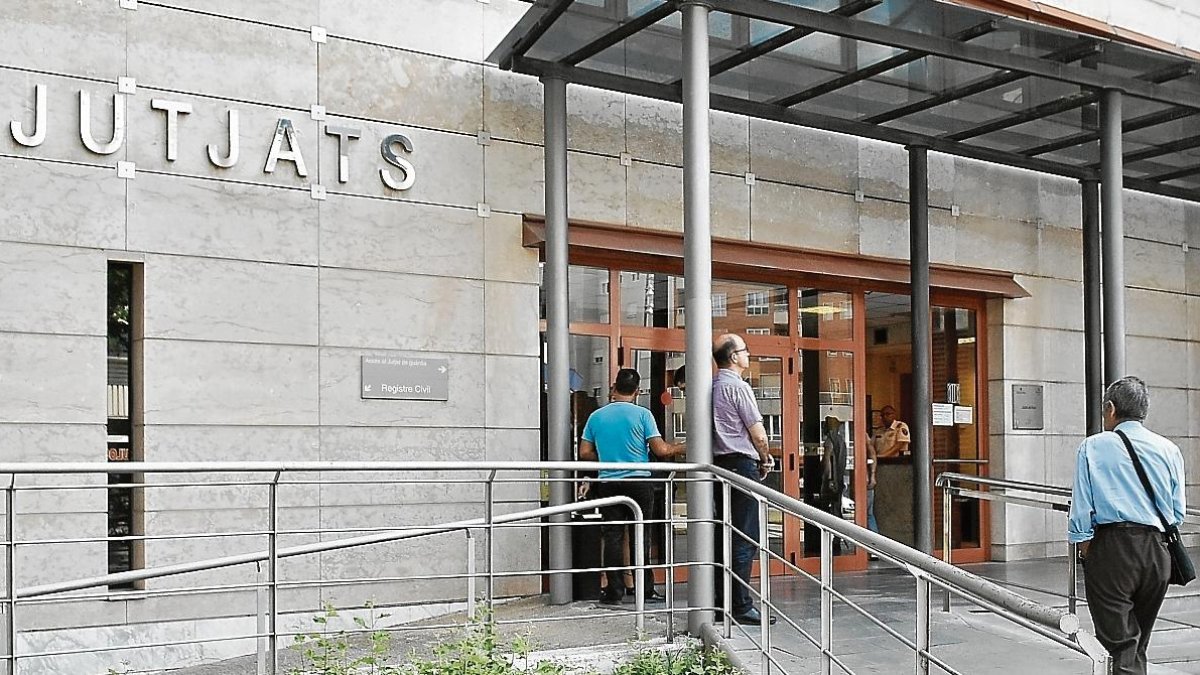 El exterior del edificio judicial de Reus, en la avenida Marià Fortuny.