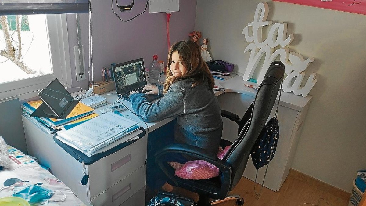 Marta está conectada toda la mañana para mantener el ritmo de las clases en el confinamiento.