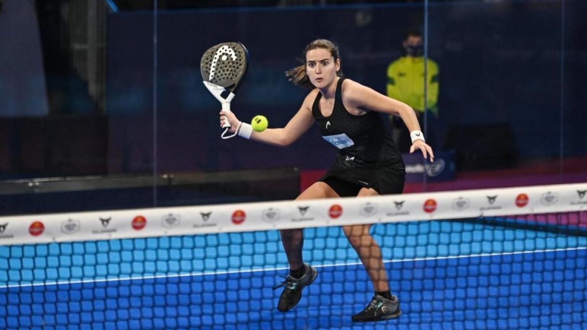 Ari Sánchez, voleando cerca de la red.