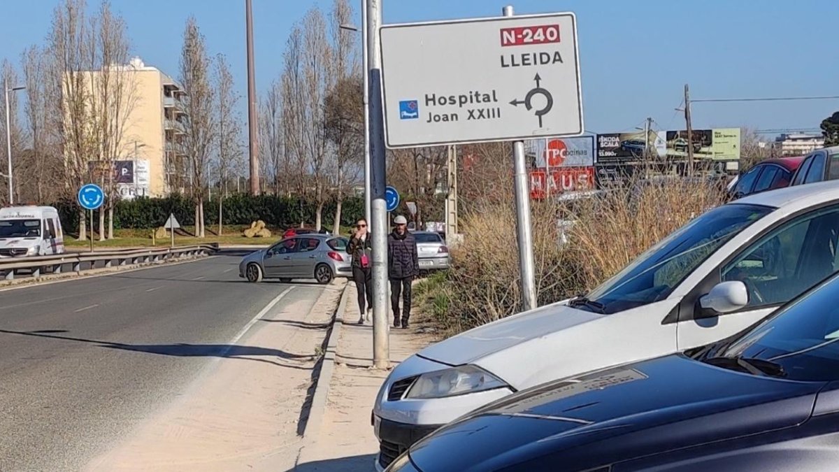 En este tramo hay que disputar el camino de tierra a los coches para pasar.
